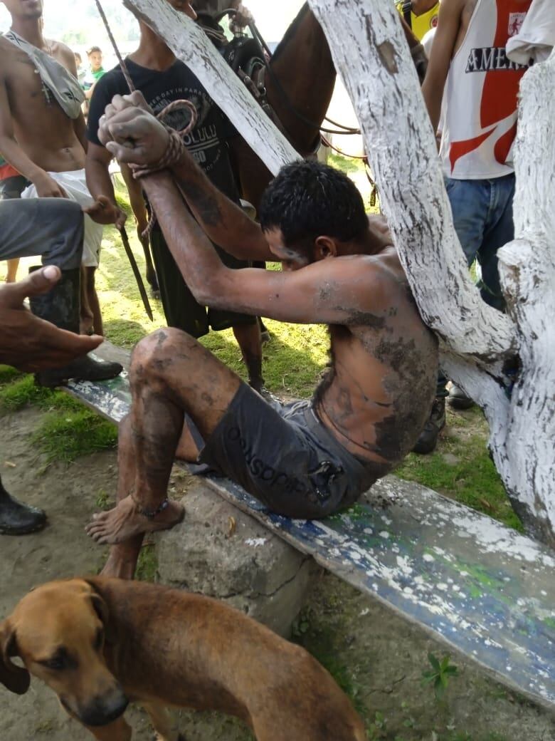 La comunidad tras enterarse del caso, amarró al agresor a un árbol.
