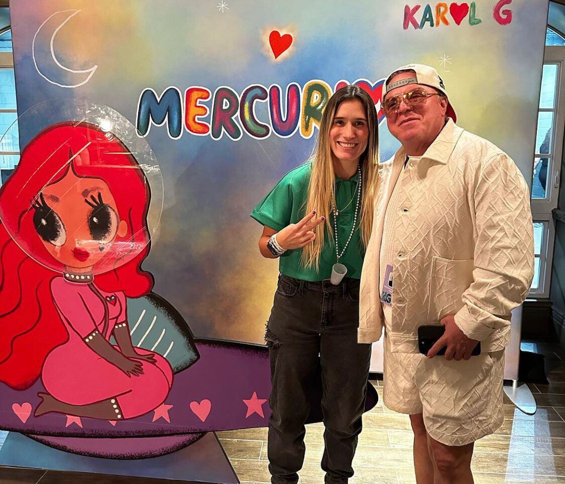 Daniela Montoya, centrocampista de la Selección Colombia de Fútbol Femenino junto al papá de Karol G