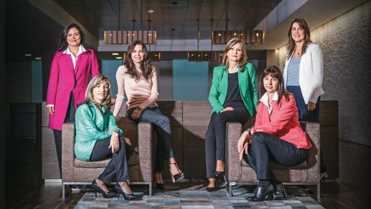 Patricia Álvarez, vicepresidente de Gobierno; Martha Acosta, directora de Comunicaciones; Liliana Vásquez, vicepresidente de Medios de Pago; Victoria Toro, vicepresidente de Empresas y Gobierno de la región caribe; Cristina Arrastía, vicepresidente corporativa de Personas y Pymes del Grupo Bancolombia, y Luz María Velásquez, vicepresidente de Personas y Pymes Colombia.