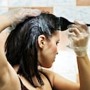 La búsqueda de alternativas naturales para el cuidado del cabello ha llevado a muchas personas a explorar métodos caseros para cubrir las canas sin recurrir a productos químicos agresivos.