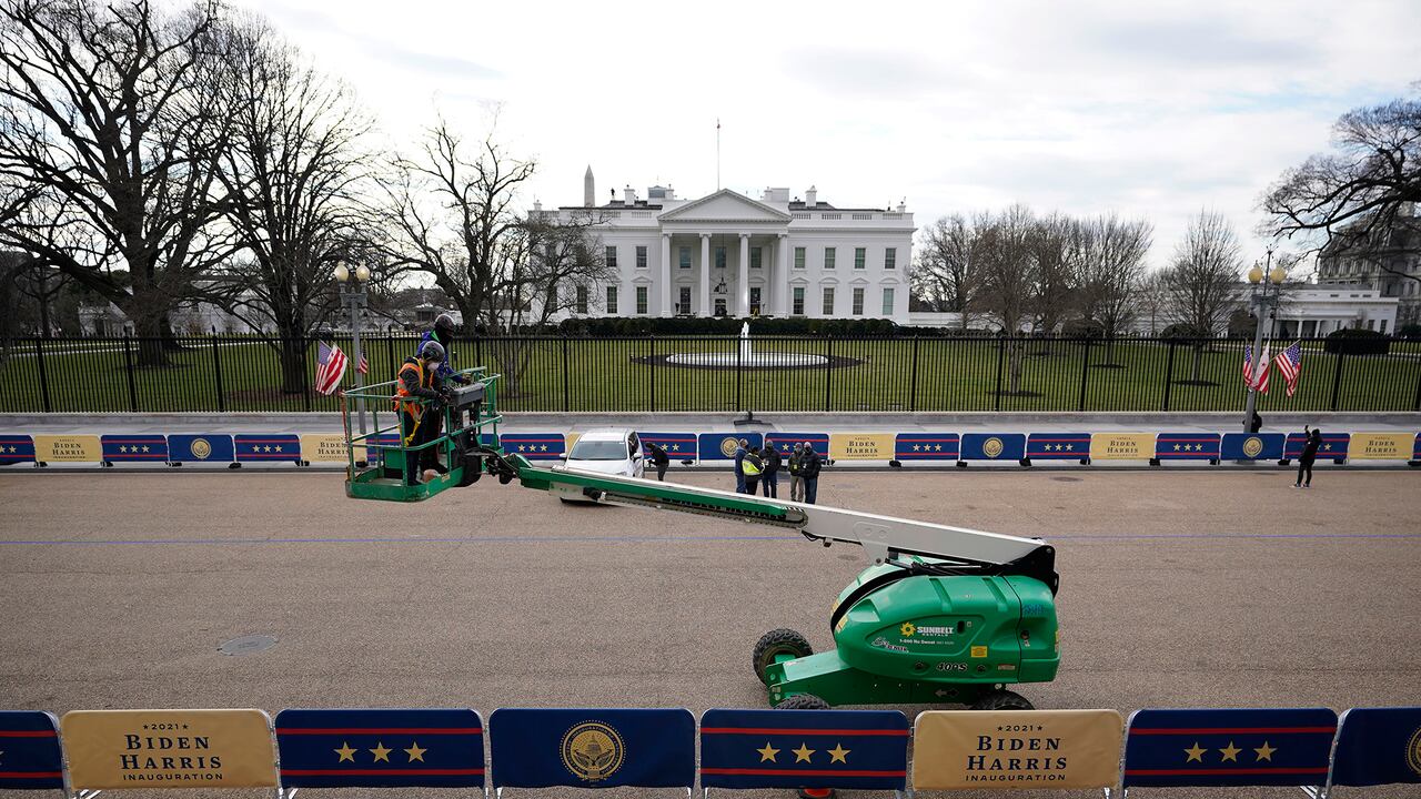 Los trabajadores hacen preparativos en la avenida Pennsylvania frente a la Casa Blanca para la ceremonia de toma de posesión del presidente electo Joe Biden, el martes 19 de enero de 2021, en Washington. (Foto AP / David Phillip)