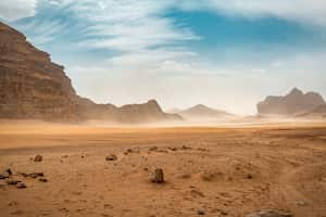 El viento levanta el polvo en Wadi Rum, el Sahara o el desierto árabe