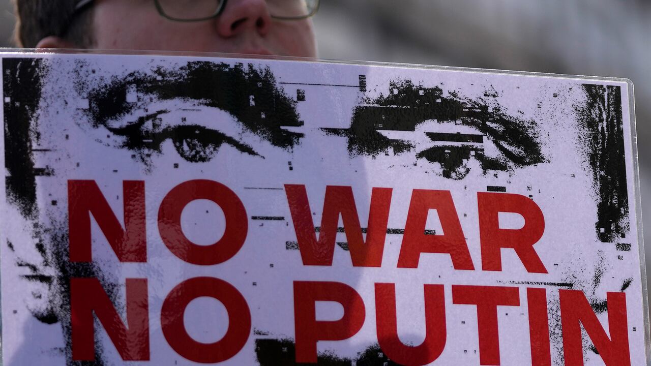 La menor de edad fue separada de sus padre después de que una profesora la acusara por un dibujo anti guerra.