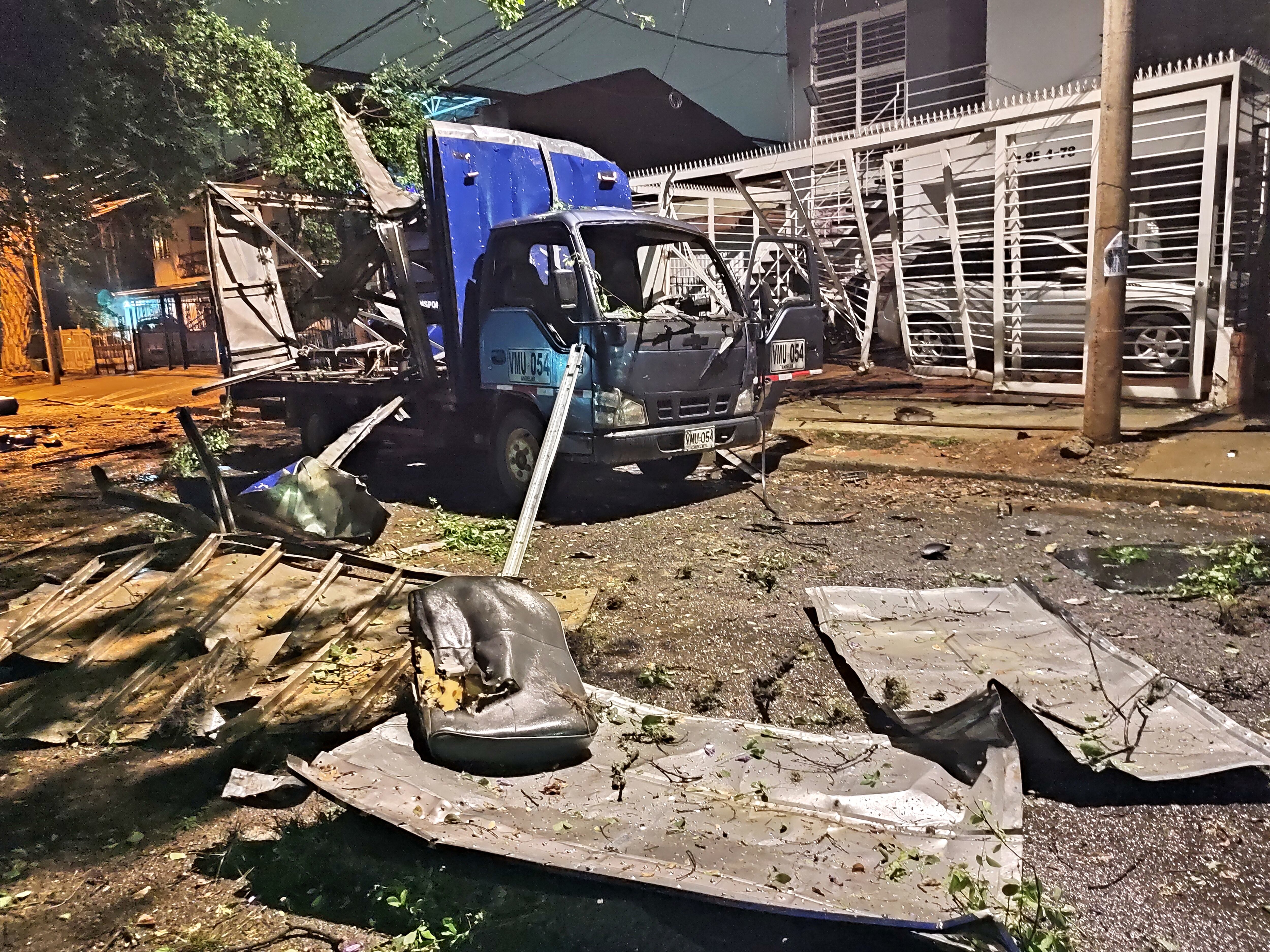 Una noche de angustia se vivió en el barrio Meléndez al sur de Cali, después de que unos artefactos explosivos improvisados fueran accionados en el exterior del cantón militar de la Tercera Brigada del Ejército. Este hecho fue ejecutado por las disidencias de las Farc, que buscaban atentar contra las casas fiscales que están ubicadas en la zona.