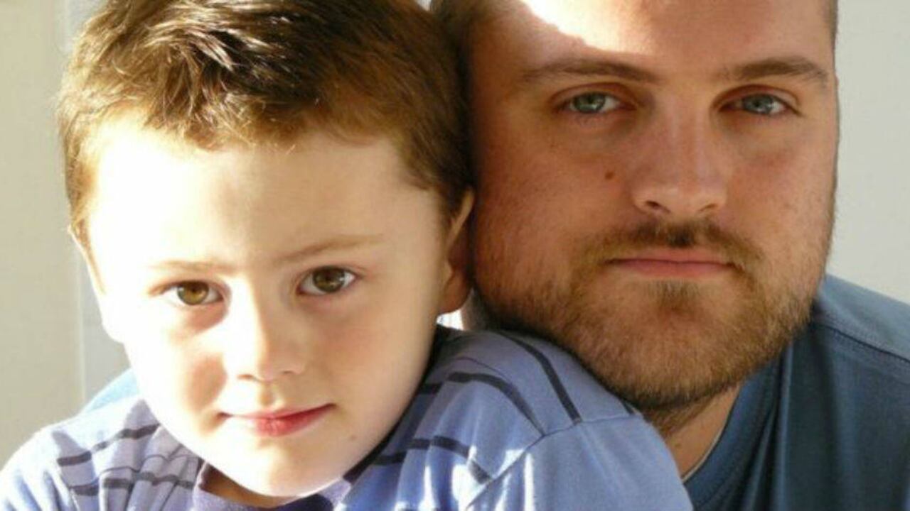 Elliot, de 12 años, empezó a tener comportamientos violentos a los 5 años. Fotos: BBC Mundo