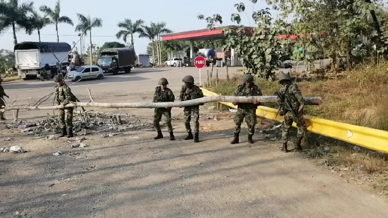 Instituciones armadas despejan vías bloqueadas.