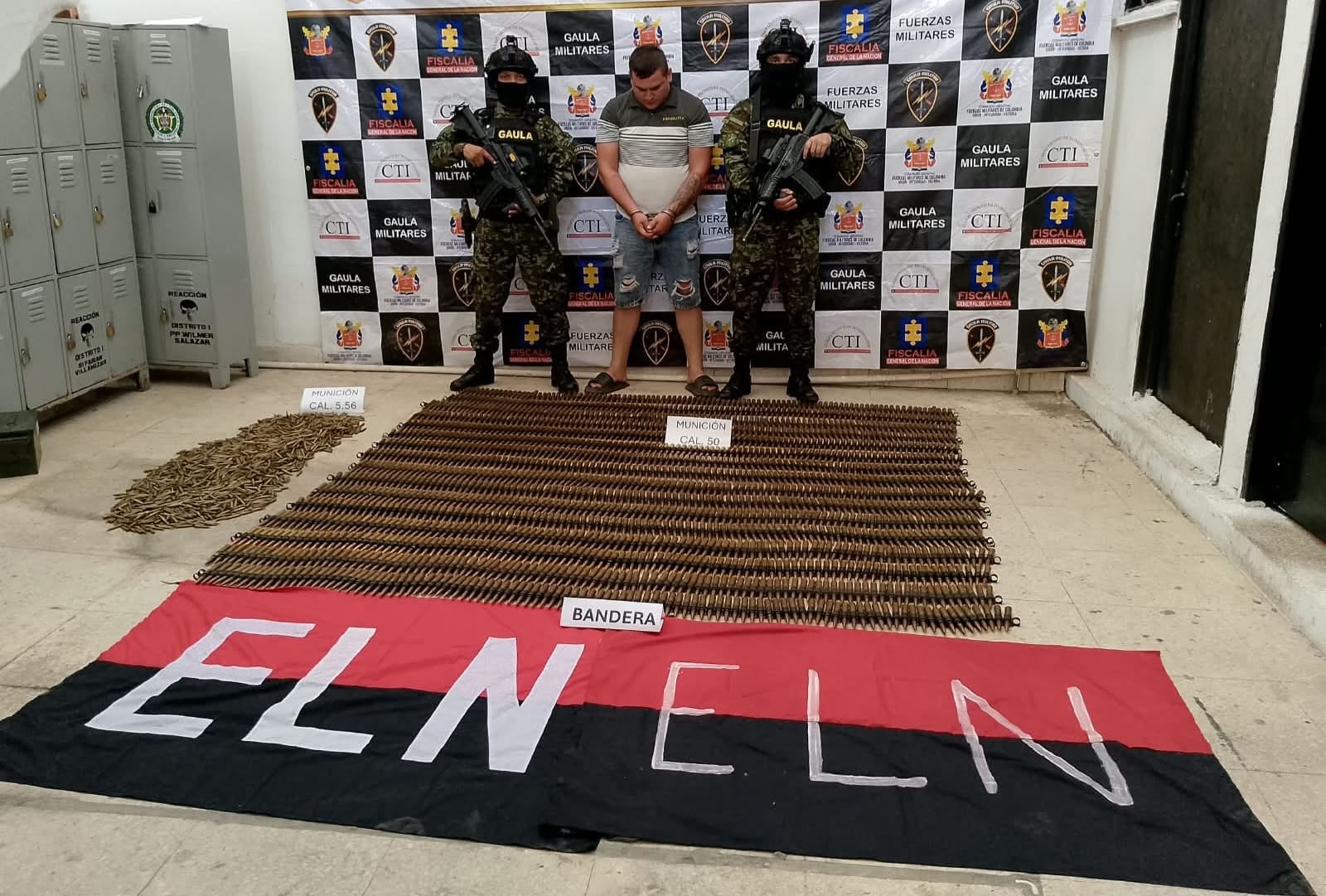 En la imagen, el capturado, municiones ilegales y la bandera del ELN.