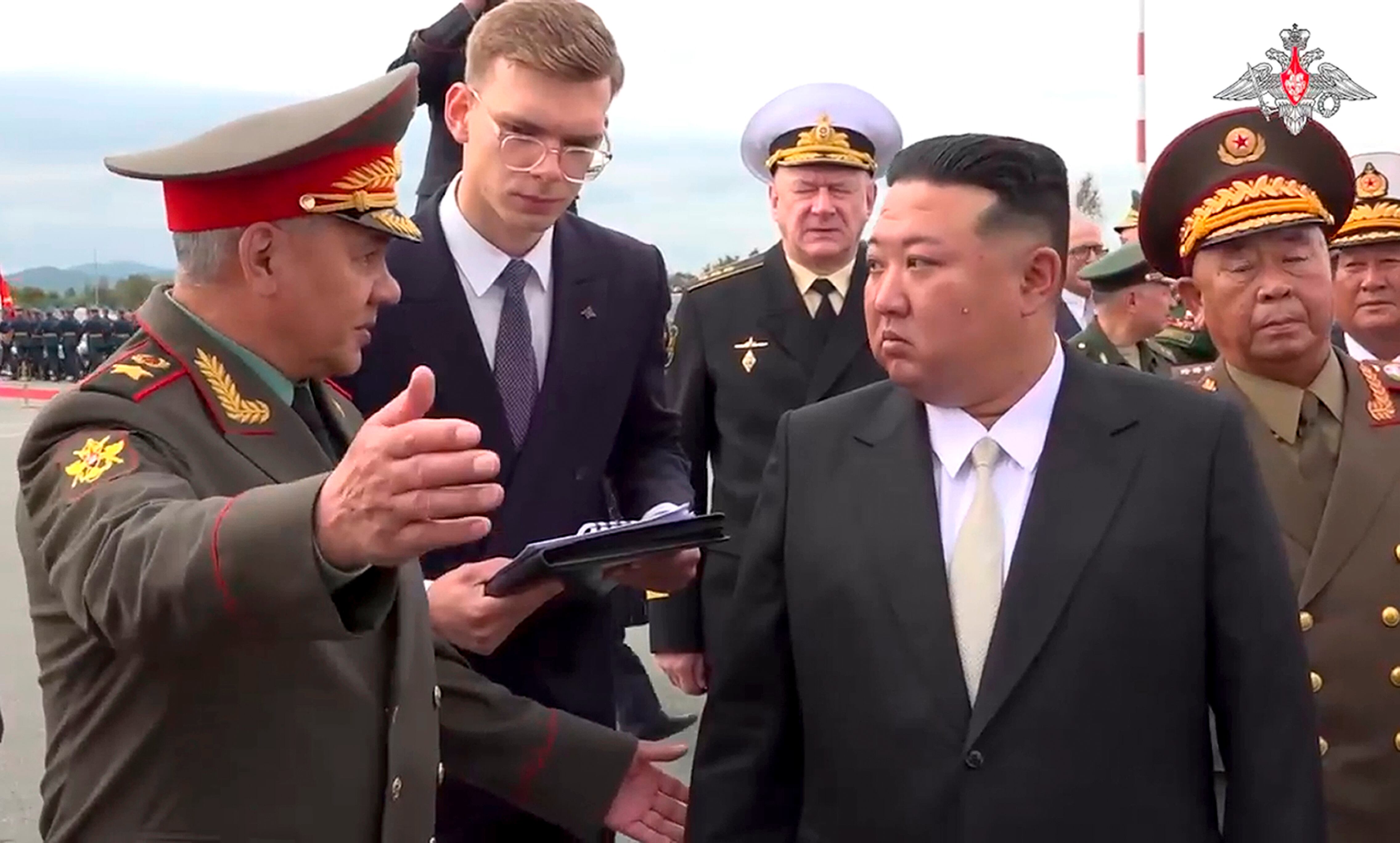 Las visitas de Kim a instalaciones militares y tecnológicas esta semana podrían insinuar lo que querría recibir de Moscú, quizás a cambio de suministrar munición para compensar las menguantes reservas de Putin a medida que su operativo en suelo ucraniano se convierte en una larga guerra de desgaste.