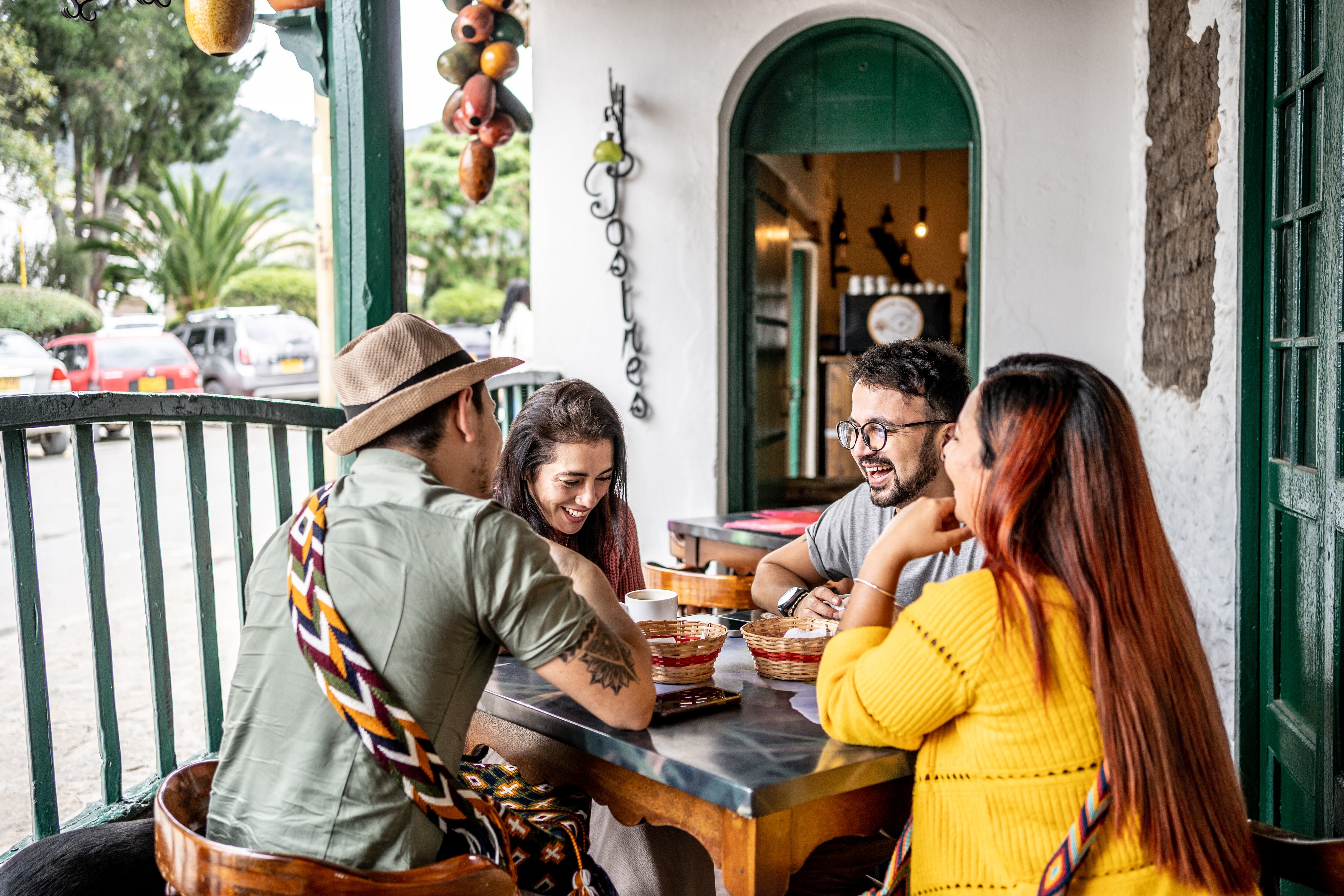 ¿Por qué debería hablar con desconocidos durante sus viajes? Expertos explican los beneficios de esta conducta