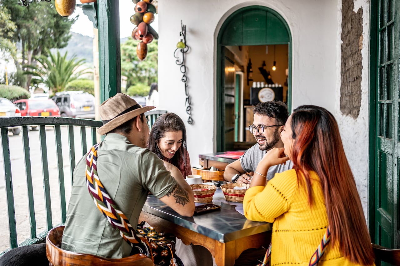 ¿Por qué debería hablar con desconocidos durante sus viajes? Expertos explican los beneficios de esta conducta