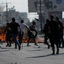 Manifestantes palestinos chocan con fuerzas israelíes luego de una manifestación en apoyo de la Franja de Gaza, en la ciudad de Naplusa, en Cisjordania, el viernes 13 de octubre de 2023. (Foto AP/Majdi Mohammed)