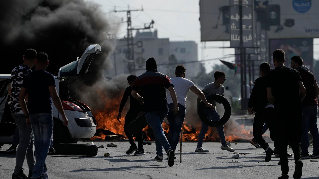 Manifestantes palestinos chocan con fuerzas israelíes luego de una manifestación en apoyo de la Franja de Gaza, en la ciudad de Naplusa, en Cisjordania, el viernes 13 de octubre de 2023. (Foto AP/Majdi Mohammed)