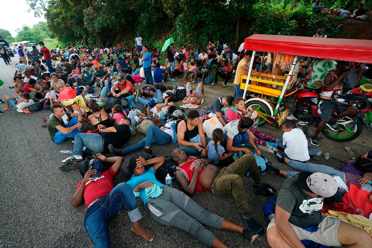 Caravana de migrantes se dirige hacia el norte hacia la frontera de los Estados Unidos y México.