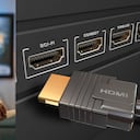 Imagen de referencia de hombre usando correctamente el cable HDMI ARC.