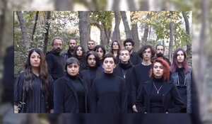 Se trata de un grupo de actores, actrices y profesionales del cine que se ubican frente a la cámara, todos vestidos de negro y las mujeres sin usar el velo