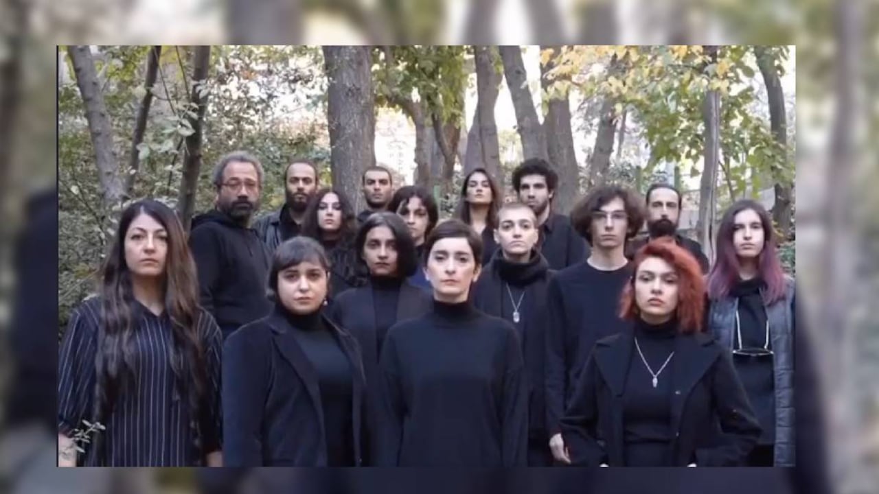 Se trata de un grupo de actores, actrices y profesionales del cine que se ubican frente a la cámara, todos vestidos de negro y las mujeres sin usar el velo