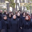 Se trata de un grupo de actores, actrices y profesionales del cine que se ubican frente a la cámara, todos vestidos de negro y las mujeres sin usar el velo