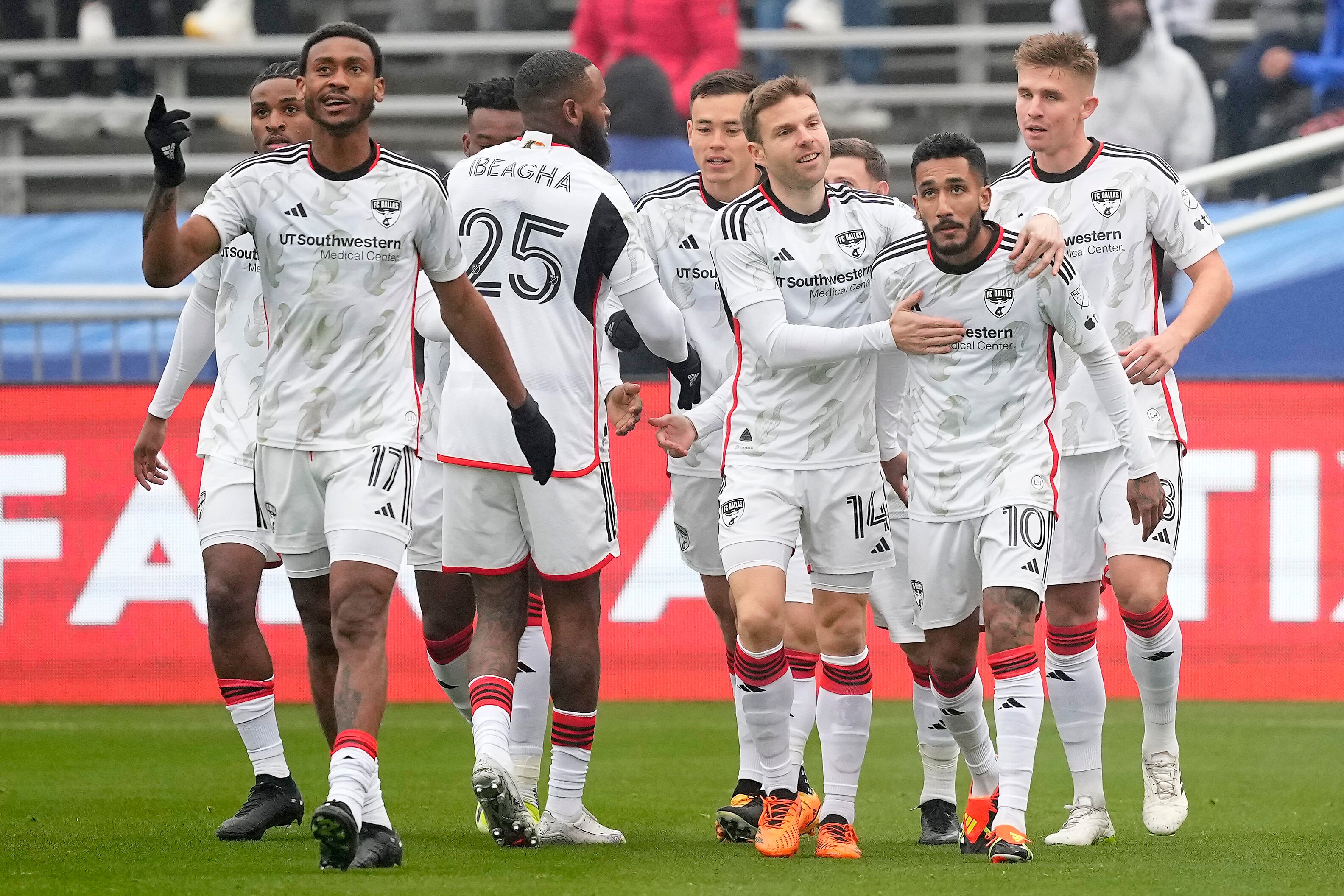 DALLAS, TEXAS – 22 DE ENERO: Jesús Ferreira #10 del FC Dallas celebra con sus compañeros después de anotar un gol durante la primera mitad del partido entre Inter Miami CF y FC Dallas en el Cotton Bowl el 22 de enero de 2024 en Dallas, Texas. Sam Hodde/Getty Images/AFP (Foto de Sam Hodde / GETTY IMAGES NORTEAMÉRICA / Getty Images vía AFP)