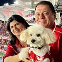 Tulio Gómez junto a su esposa y su mascota en el palco del estadio Pascual Guerrero