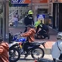 Este es el momento en el que el policía le pega la patada al sujeto y lo arresta.