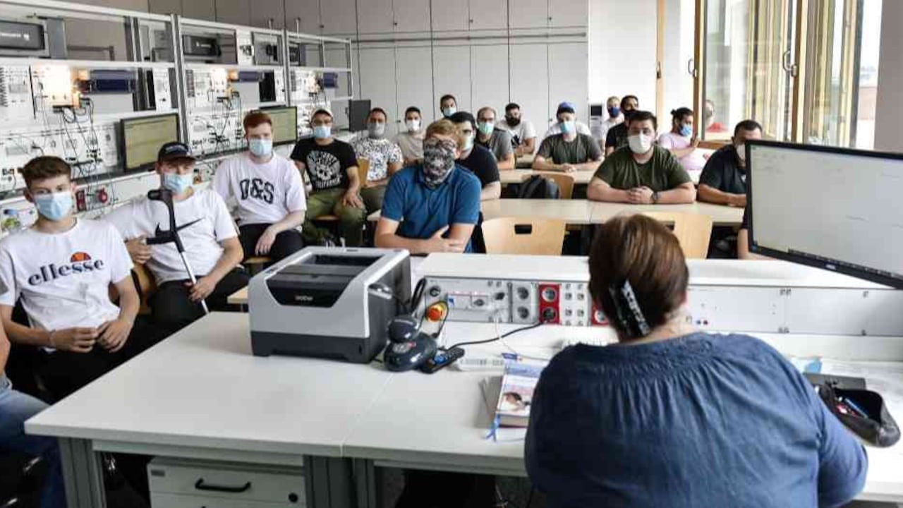 Estudiantes de la escuela vocacional Robert-Koch durante una clase de ciencias de la computación en Dortmund, Alemania.