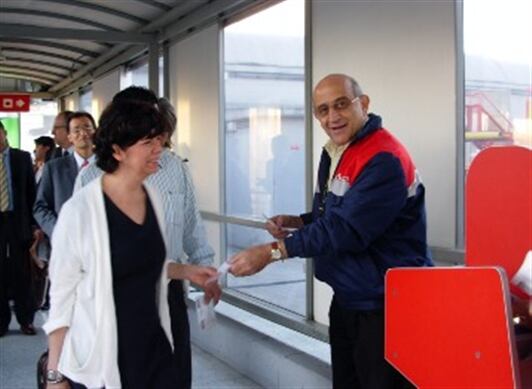 Germán Efromovich, presidente del Grupo Synergy, atendió personalmente el embarque del vuelo 9322