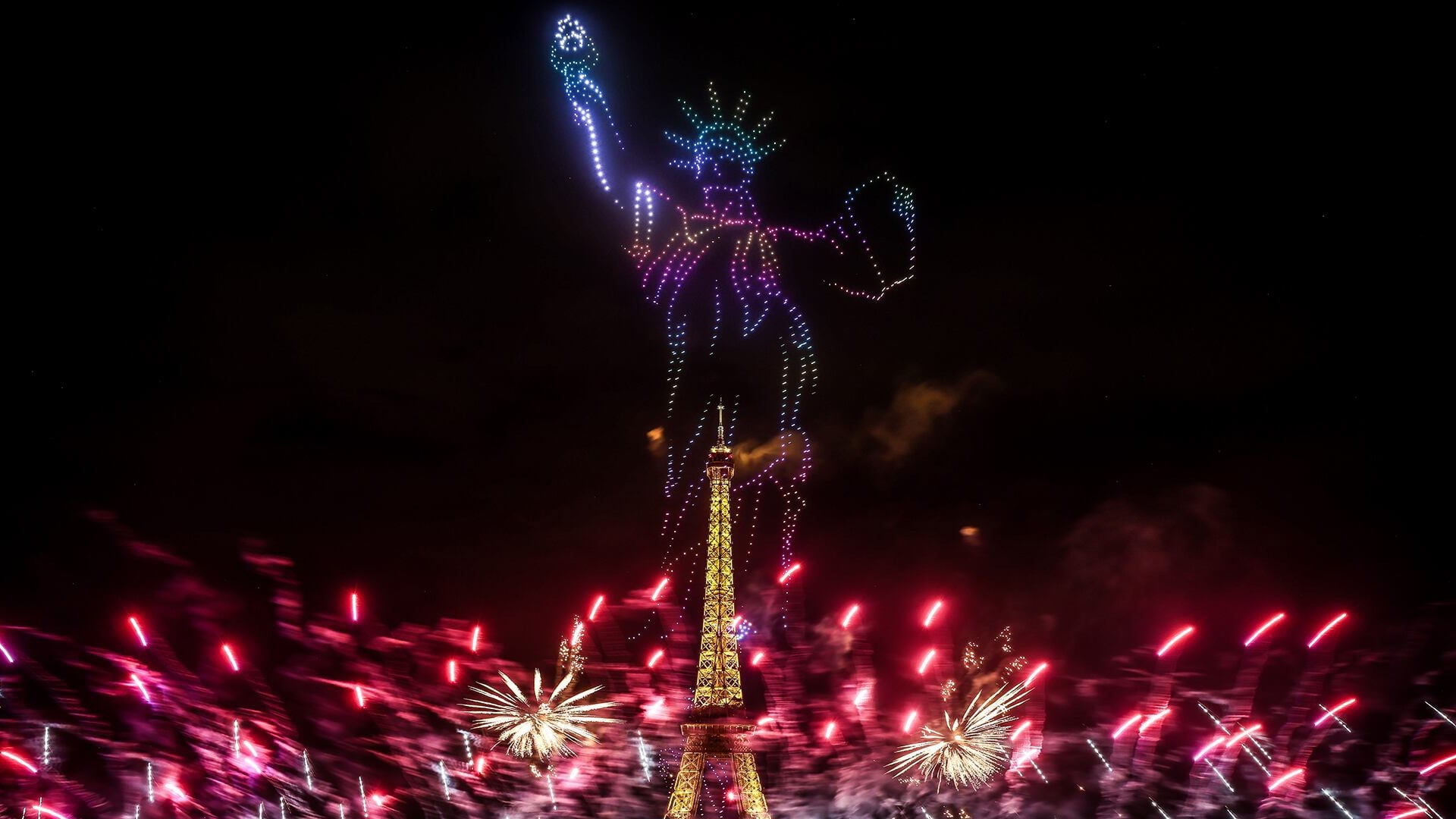 Fuegos artificiales y drones iluminan la Torre Eiffel, en París, durante la víspera de las celebraciones del Día de la Bastilla, a última hora del lunes 13 de julio de 2026.