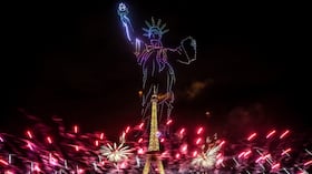 Fuegos artificiales y drones iluminan la Torre Eiffel, en París, durante la víspera de las celebraciones del Día de la Bastilla, a última hora del lunes 13 de julio de 2026.
