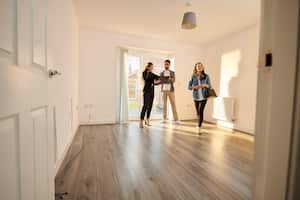 Al enfrentarse a daños considerables en la propiedad alquilada, el inquilino podría encontrarse en la situación de tener que compensar financieramente a su arrendatario.