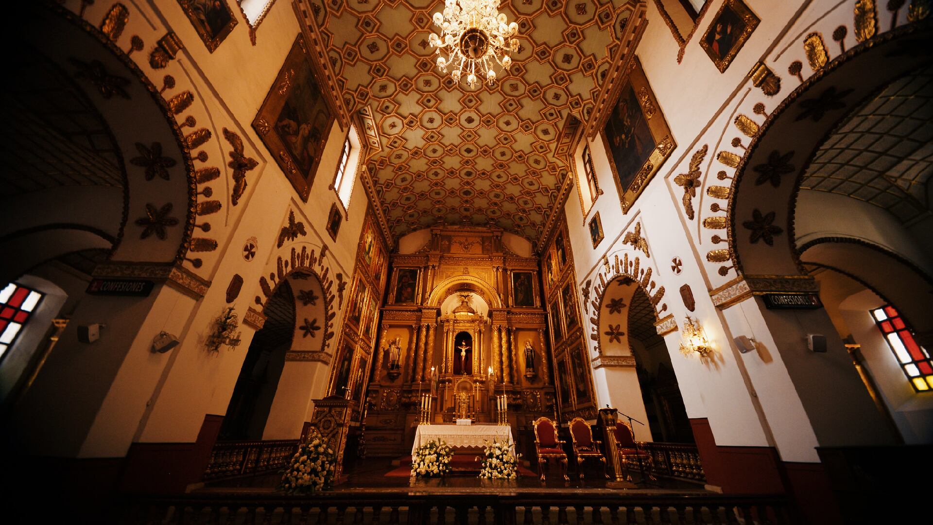 Iglesia de San Agustín – Construida entre 1642 y 1668, esta iglesia fue centro de la Batalla de San Agustín entre el presidente Mariano Ospina y el general Tomás Cipriano de Mosquera. En su interior se guardan obras de arte del periodo de la colonia. Es Monumento Nacional.