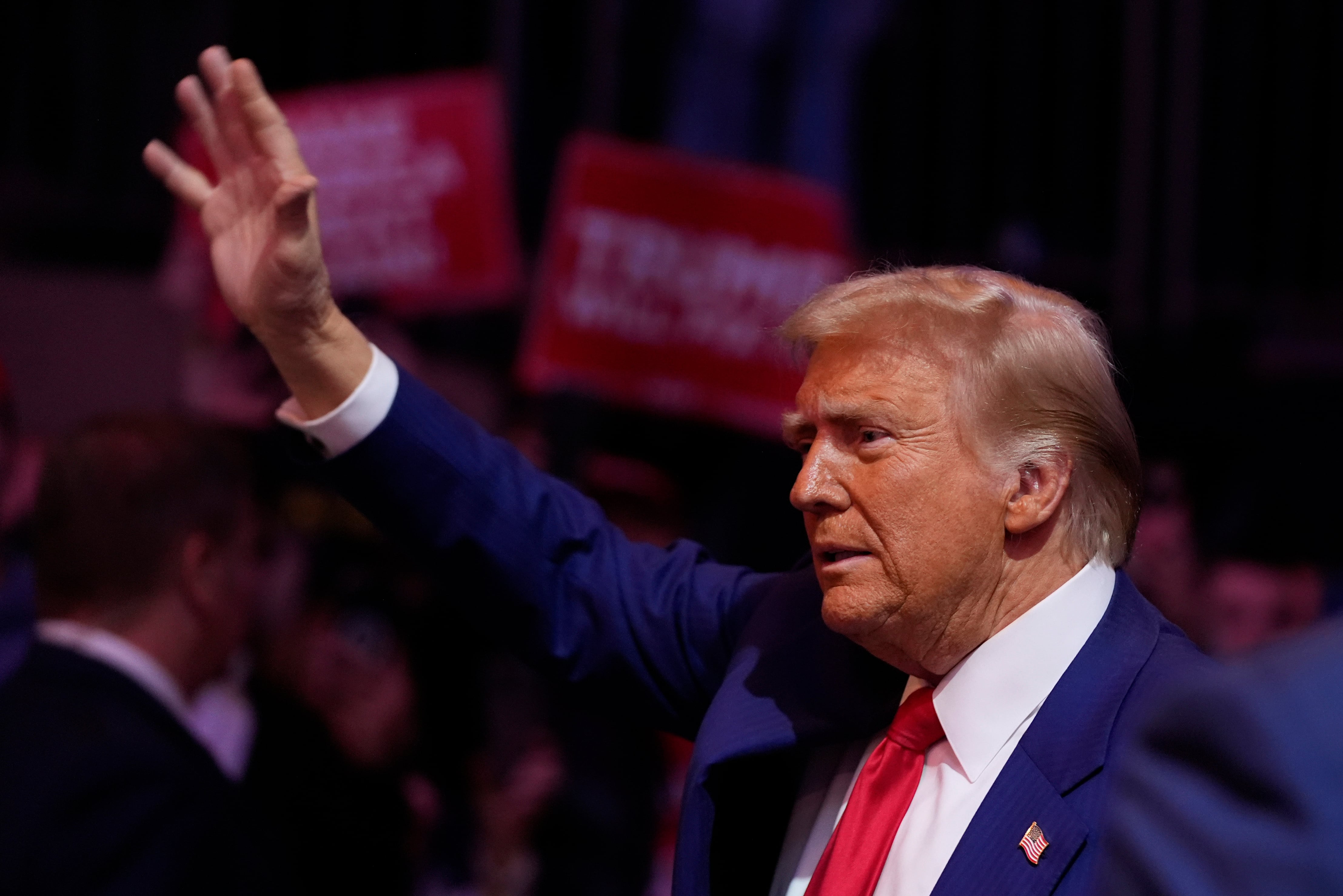 El expresidente Donald Trump, candidato presidencial republicano, saluda en un mitin de campaña en el Madison Square Garden, el domingo 27 de octubre de 2024, en Nueva York. (Foto AP/Alex Brandon)