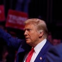 El expresidente Donald Trump, candidato presidencial republicano, saluda en un mitin de campaña en el Madison Square Garden, el domingo 27 de octubre de 2024, en Nueva York. (Foto AP/Alex Brandon)