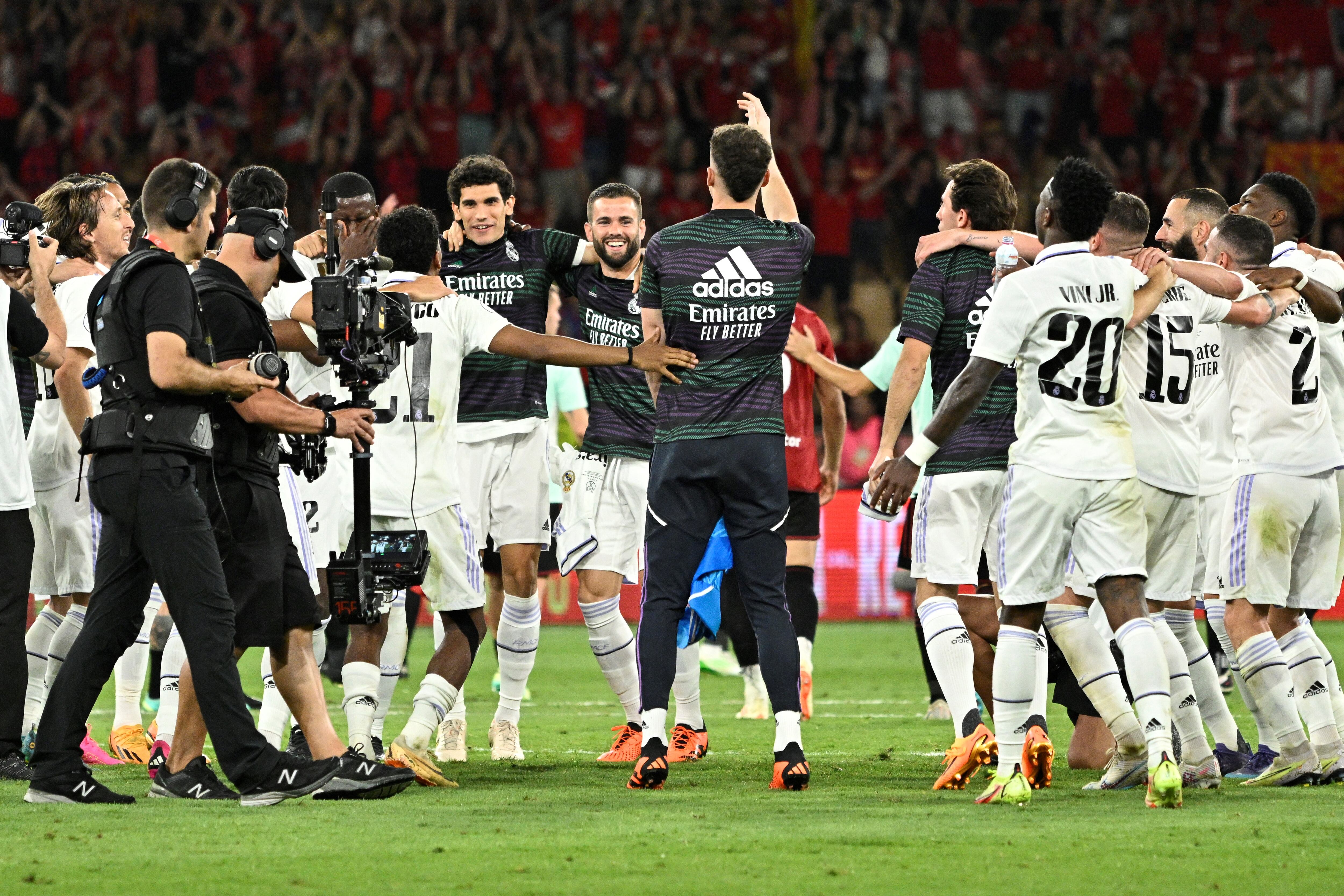 El equipo blanco celebra su título de Copa del Rey. Foto: AFP.