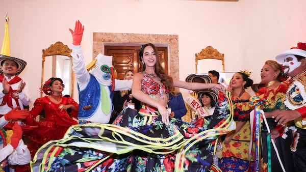 La reina del Carnaval 2027, Salwa Maloof Habib, fue la figura más destacada de la presentación de la festividad en Madrid.