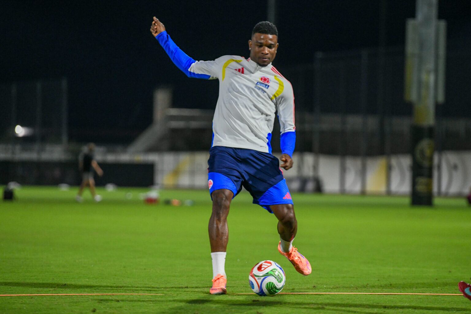 Jhon Córdoba durante un entrenamiento de la Selección Colombia.