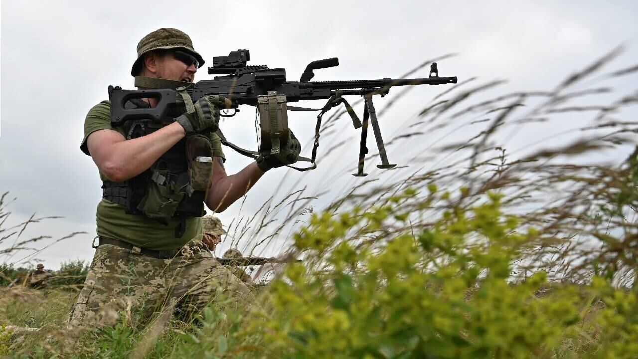 Ruso fue detenido por supuestamente financiar armamento para las tropas de ucrania (imagen de referencia de ejercicios militares en Zaporiyia).