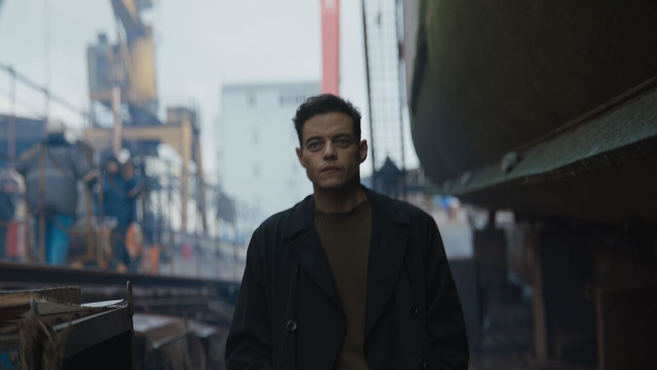 Rami Malek interpreta a un hombre muy inteligente y muy dolido en 'The Amateur'. La pérdida de su mujer y el trato despectivo por parte de otros agentes desencadena su transformación.