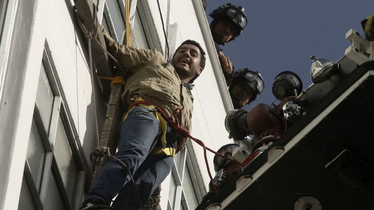 Cristian Sánchez se colgó de una cruz por más de dos horas.