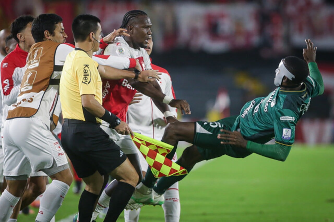 Hugo Rodallega en el último partido de Santa Fe, ante Deportivo Cali, por la fecha 19 de la Liga BetPlay 2025-ll.