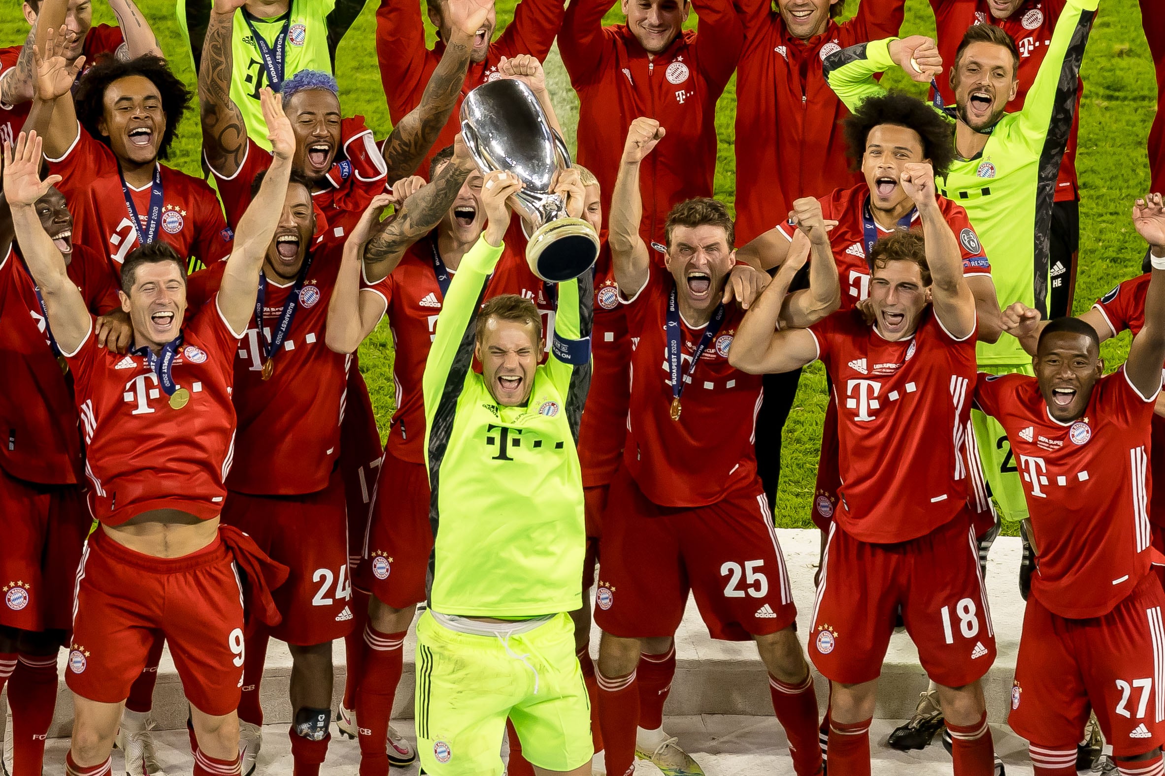 Leon Goretzka y sus compañeros del Bayern Múnich levantando la Supercopa UEFA con Bayern Múnich 2020.