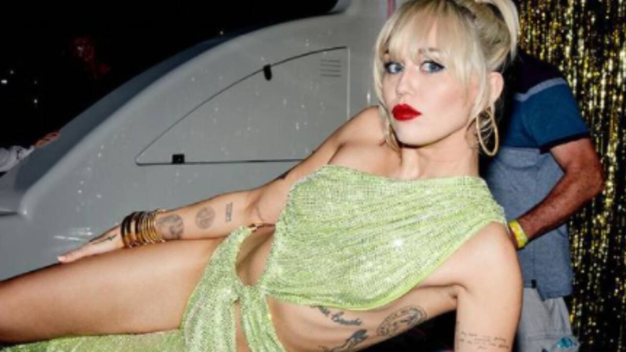 Con pancartas y gran euforia fue recibida la artista en Bogotá.