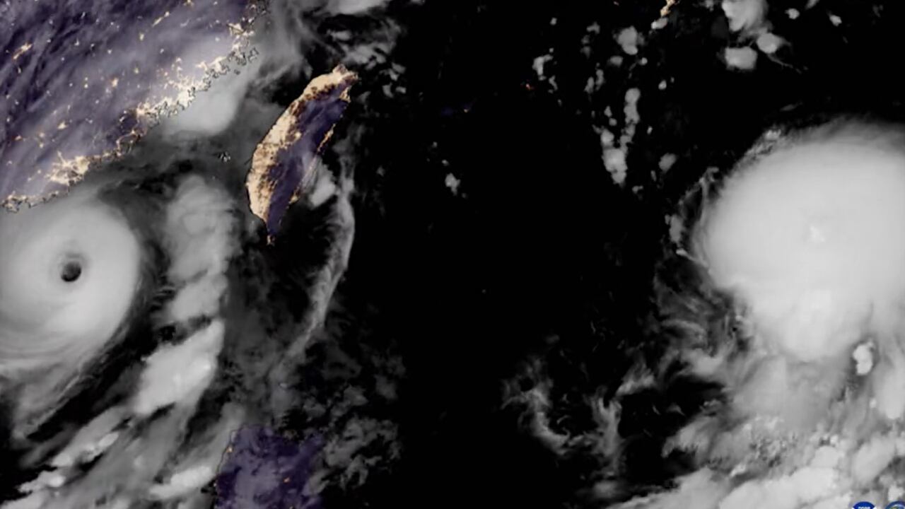 Supertifón Saola (izq) y Tormenta Haikui (der) en una misma toma.