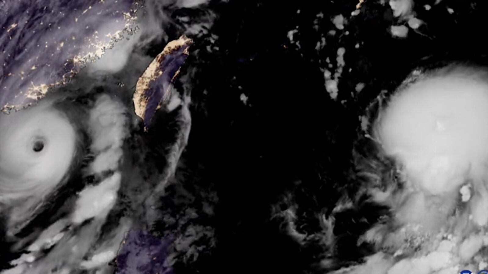 Supertifón Saola (izq) y Tormenta Haikui (der) en una misma toma.