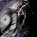 Supertifón Saola (izq) y Tormenta Haikui (der) en una misma toma.