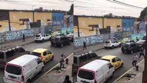 Conductores estrellaron sus autos al estilo de carros chocones.
