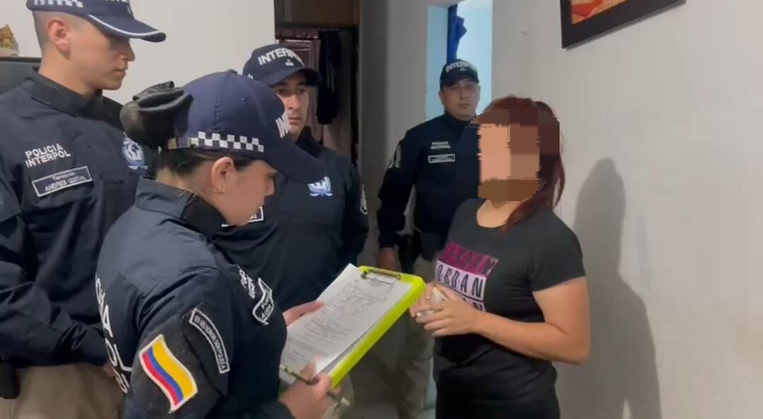 Momento en el que le leen los derechos de capturada a la mamá de los tres niños abusados.