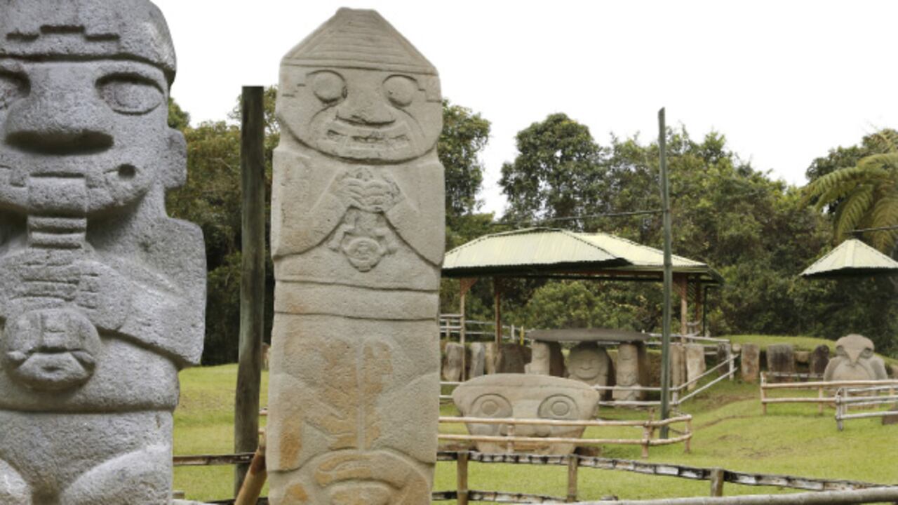 La sede principal del parque San Agustín comprende 78.000 hectáreas. A pocos kilómetros de allí, en el municipio de Isnos, se encuentran otros dos sitios arqueológicos: el Alto de los Ídolos y el Alto de las Piedras.