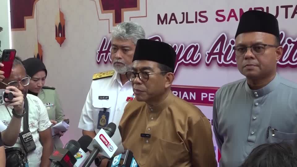 El ministro de Defensa de Malasia, Mohamed Khaled Nordin, hablando en una conferencia de prensa.