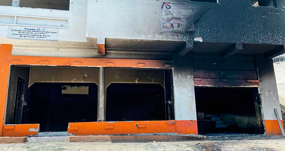 La turba quemó la casa donde se escondieron en su fuga.