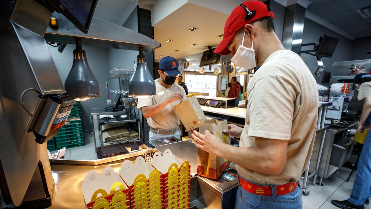Brindar una primera oportunidad laboral para los jóvenes colombianos es uno de los pilares de sostenibilidad de Arcos Dorados.